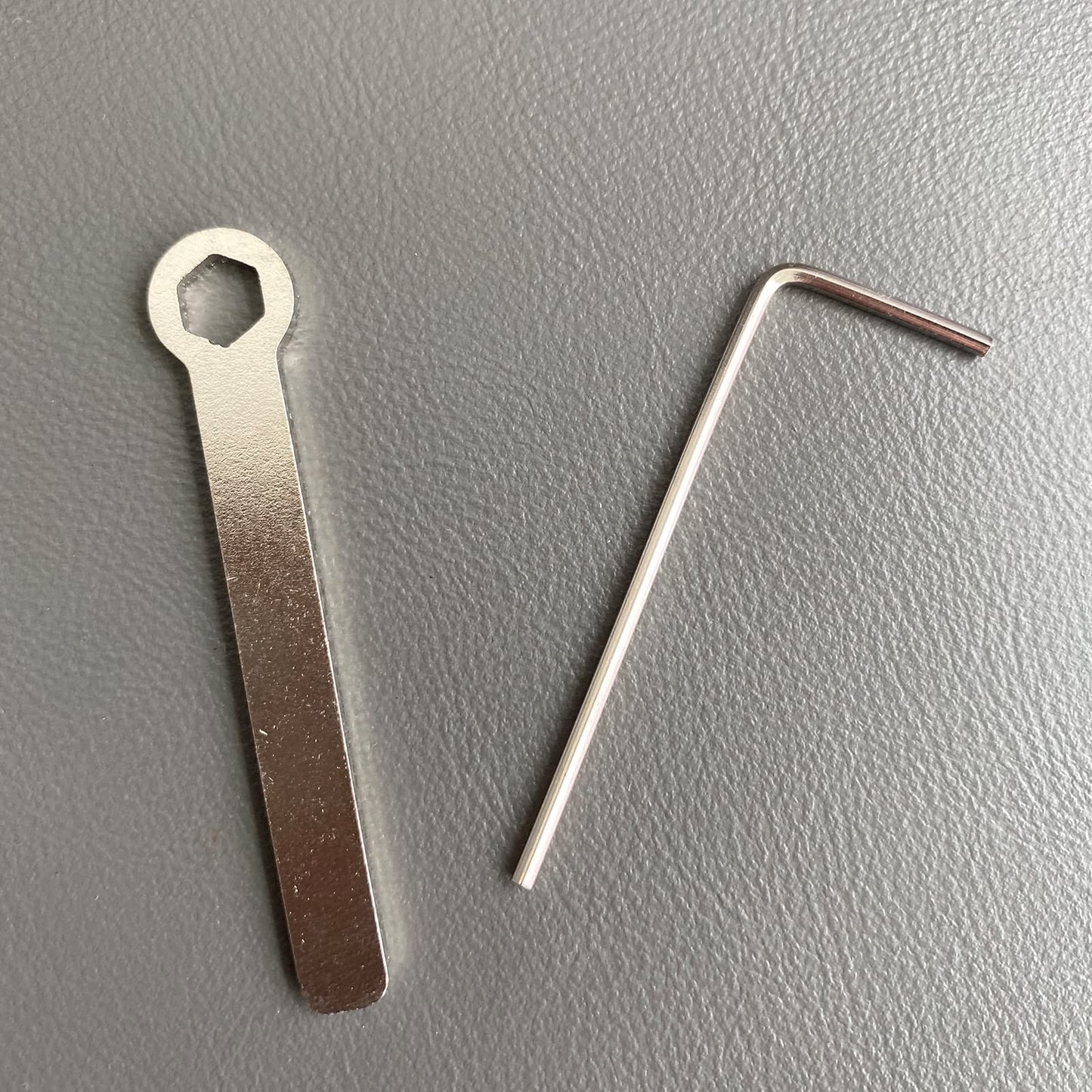 CW Keyer Wrench and Allen set, featuring a 5.5mm wrench and a 1.5mm hex key. Crafted from durable metal.
